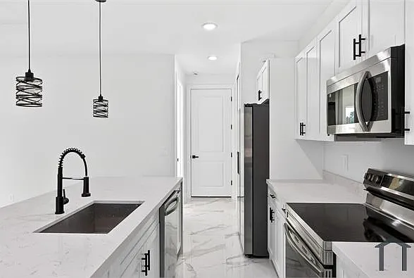 4 bed, 2216 sqft, $2,850 — Photo 3