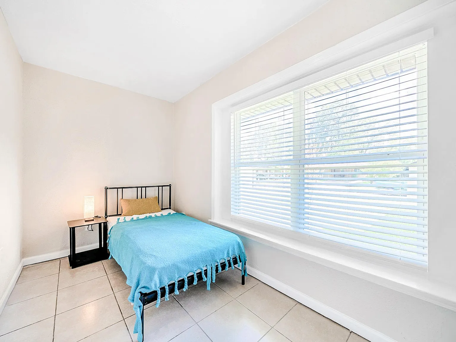 4 bed, 2.0 bath, 1166 sqft, $572 — Photo 1