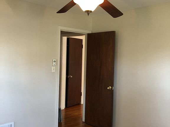 bedroom with Hardwood floors