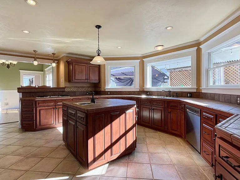 1737 Chorro St — Photo 10