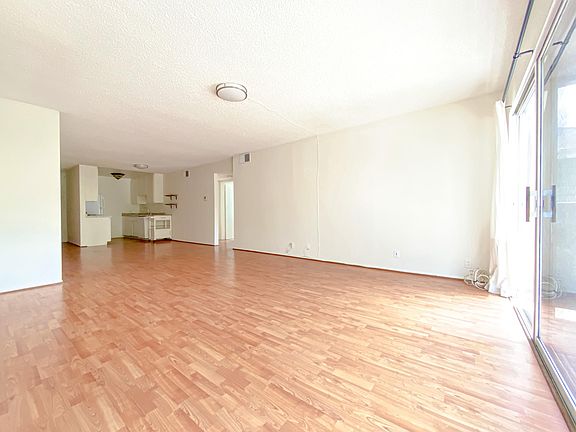 4th image of 12157 Moorpark St APT 206