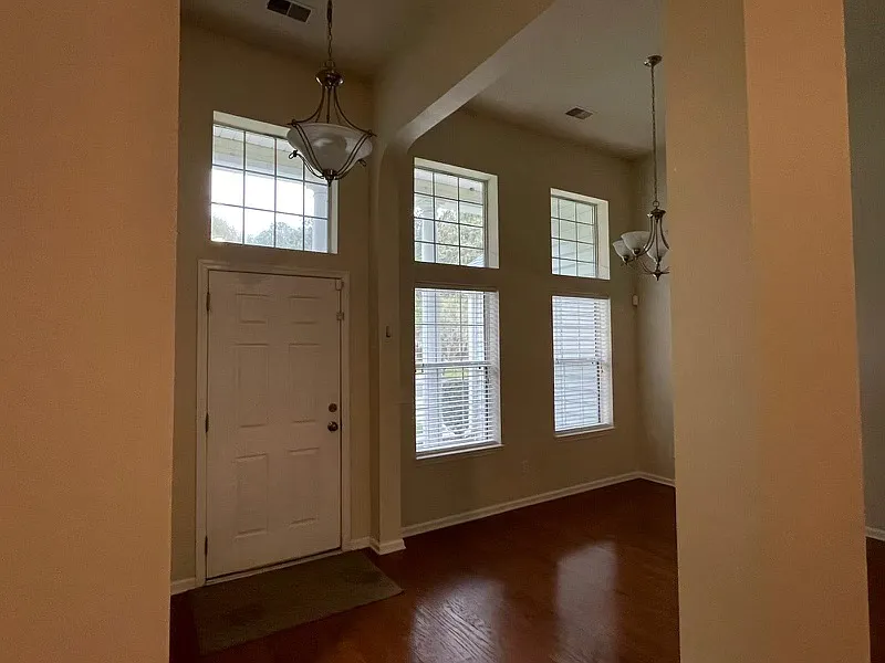 3 bed, 1960 sqft, $3,000 — Photo 4
