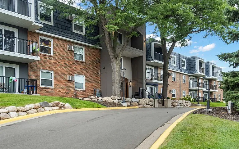 Chateau Apartments — Photo 1