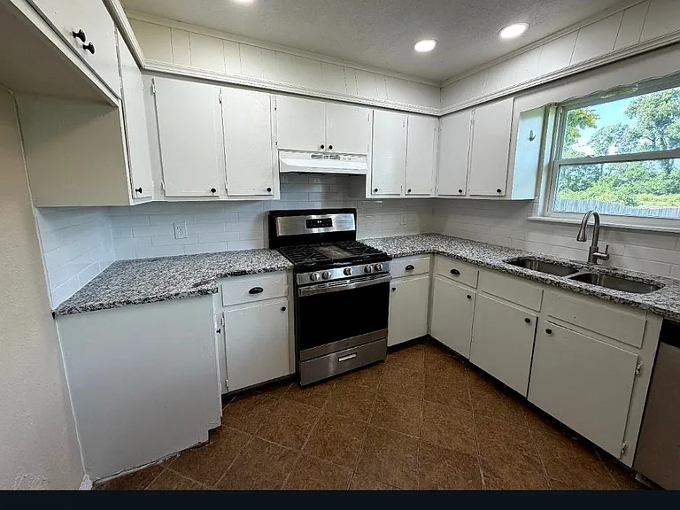 601 W 26th St S — Photo 17