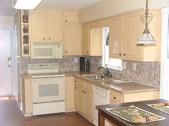 Kitchen with stone backsplash
