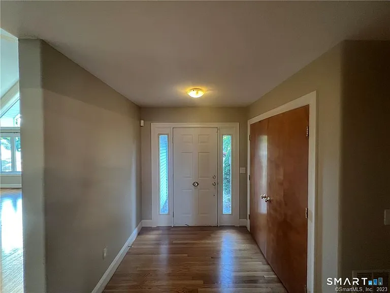 6 Kingsley Dr — Photo 2