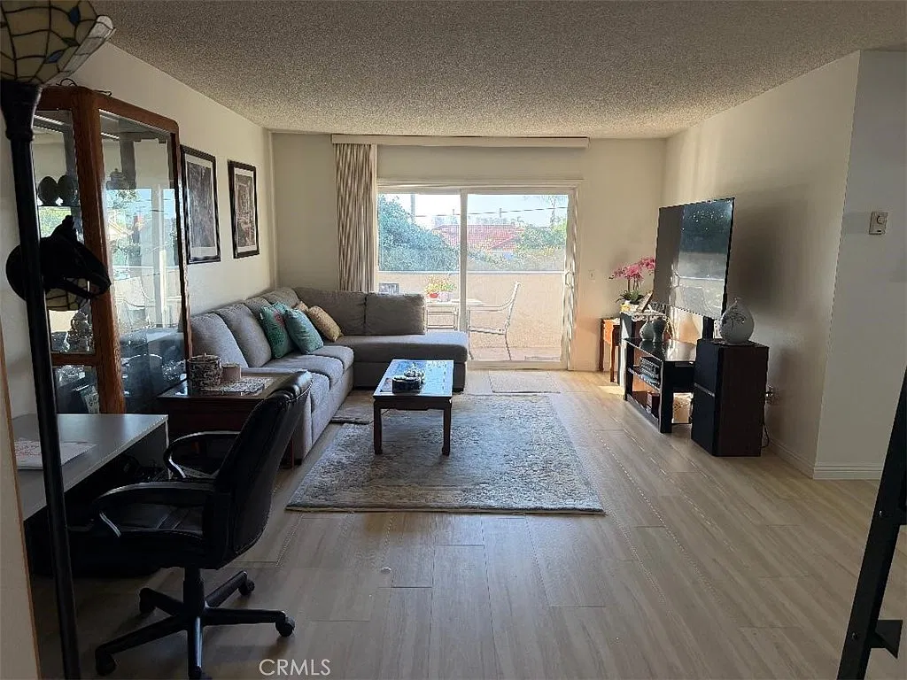2 bed, 1032 sqft, $3,500 — Photo 2