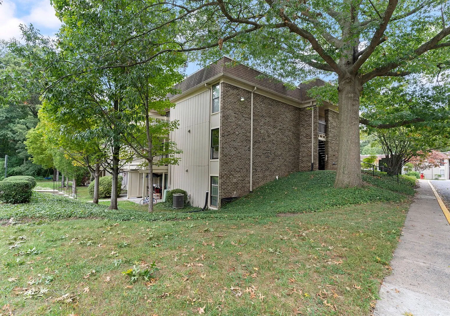 Spacious Springfield Condo in Desirable Neighborhood | 2 Bed, 1 Bath — Photo 2