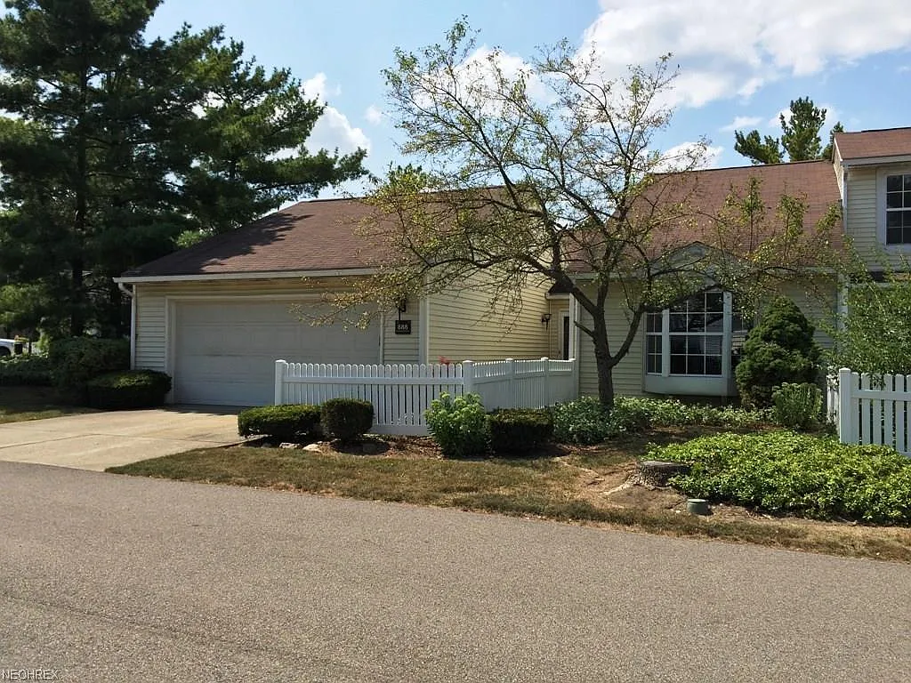 888 Lynnhaven Ln photo 1