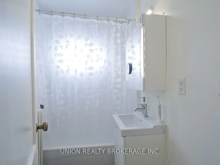 58 Scarboro Beach Blvd #UPPER — Photo 15