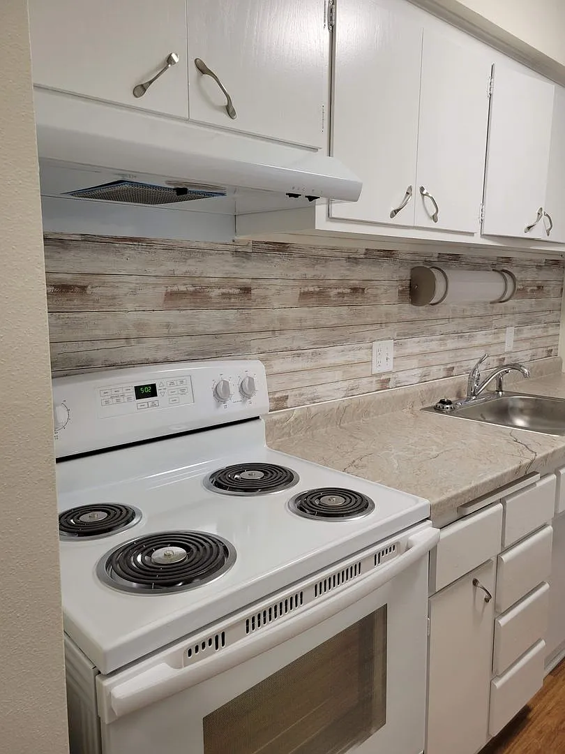 Division Apartments — Photo 2