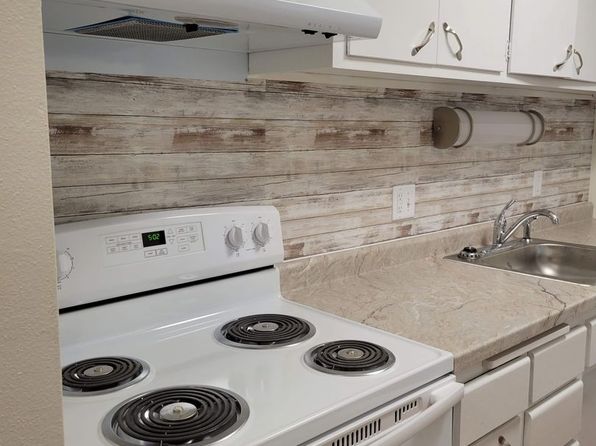 137 E Division St APT 207