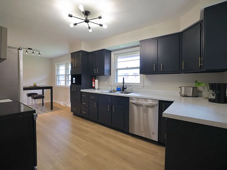 1534 N Woodburn Ave — Photo 21