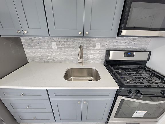 5th image of 523 Leverington Ave