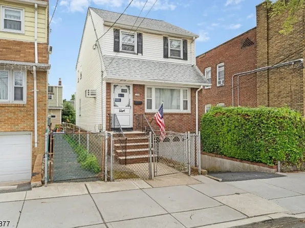 133 Hoyt St, Kearny Town, NJ 07032