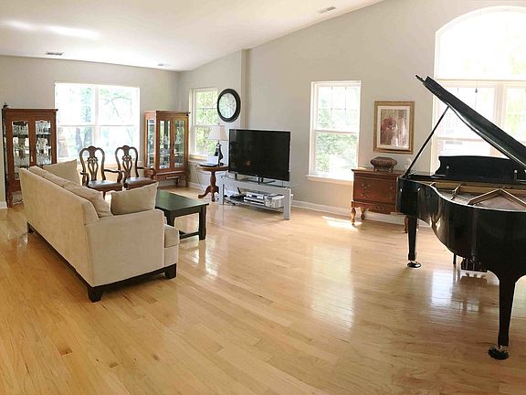 3rd image of 2722 Langley Cir