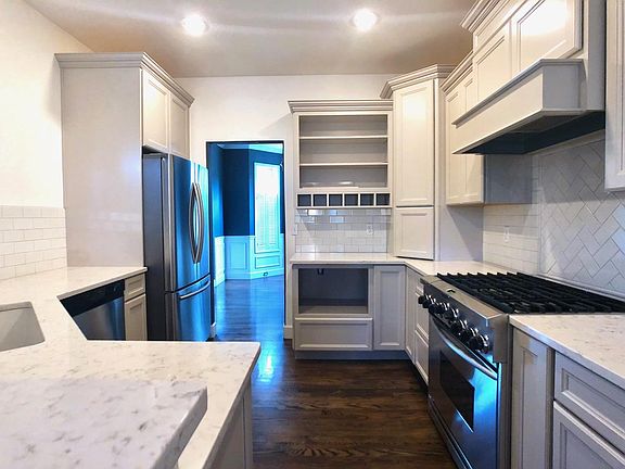 Chef's kitchen w/36" 6-burner range