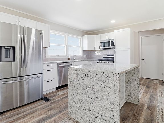 3rd image of 812 Bel Aire Dr