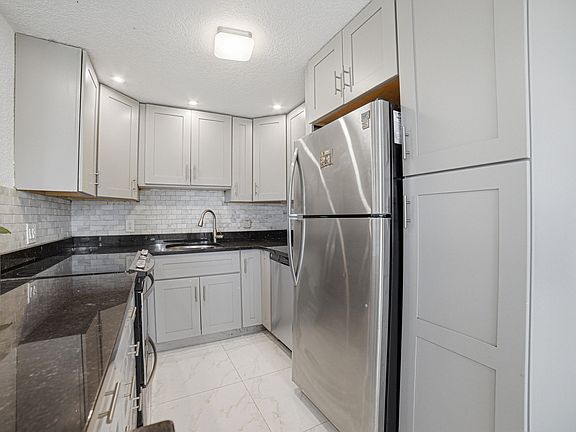 3rd image of 51 Markham C