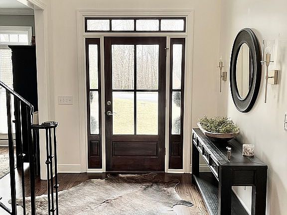Front Entryway & Foyer