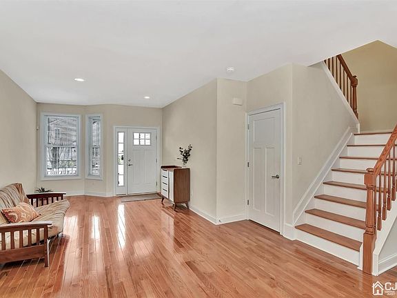 3rd image of 3 McCormick Ave NE