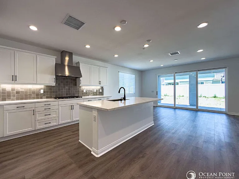 405 Wisteria St — Photo 3