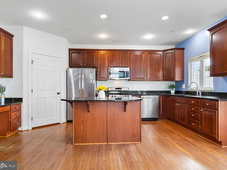 300 Dixon St #308 — Photo 10