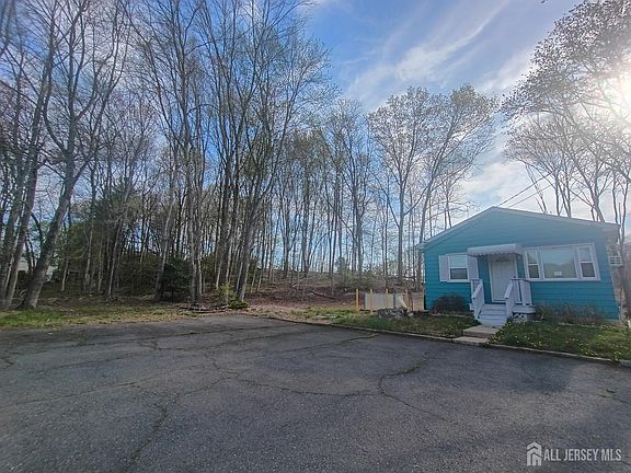 5th image of 90 Springhill Rd