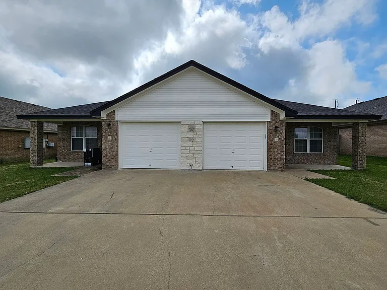 2604 Seabiscuit Dr #A/B — Photo 1