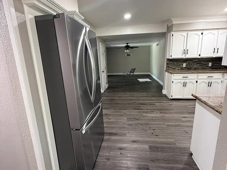 2802 E Griffith Way — Photo 3