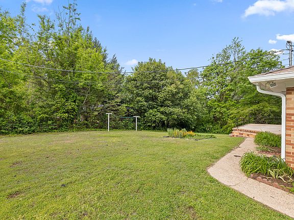 4th image of 811 Claremont Ct