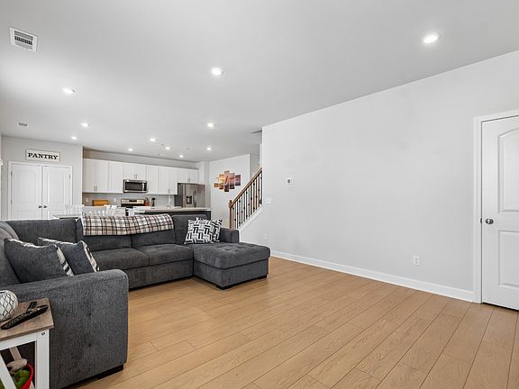4th image of 304 Dearborn Sta