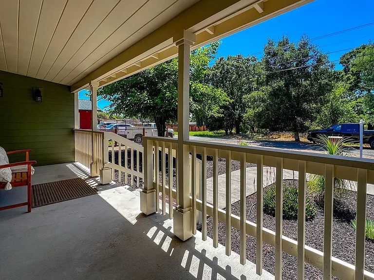 1022 Berry Ln — Photo 3
