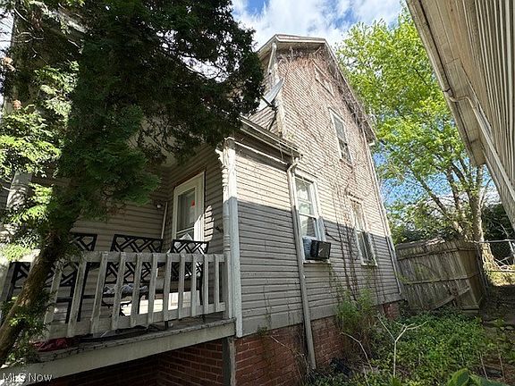 2nd image of 609 Phillips St