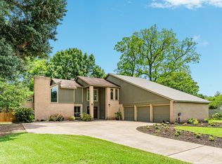 202 Raintree Ln, Lake Jackson, TX 77566