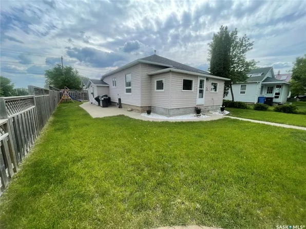1002 2nd STREET, Estevan, SK S4A 0L7