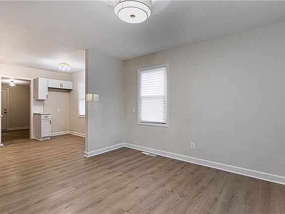 3rd image of 4000 Oakley Ave