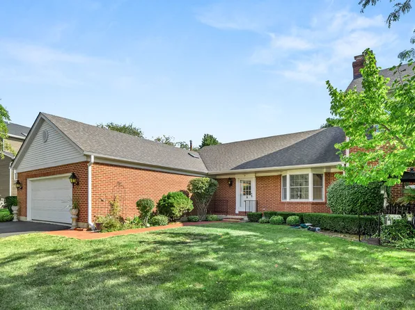 7 Douglas Dr, Sugar Grove, IL 60554