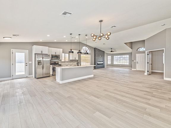 4th image of 1013 Gladiola Way