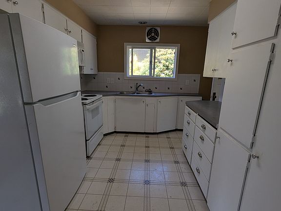 3rd image of 1808 Lake Ave S
