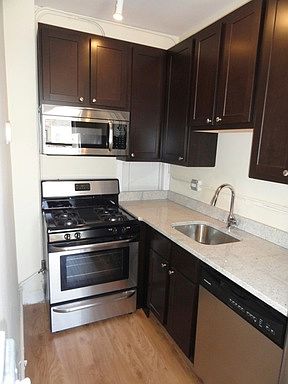 3rd image of 1204 W Granville Ave #321