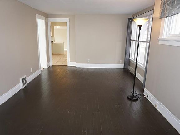3rd image of 16 Dirkson Ave