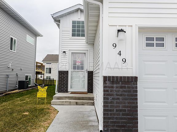 3rd image of 949 28th Ave W