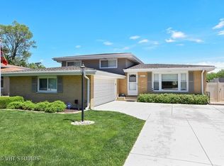 8425 S Kean Ave, Hickory Hills, IL