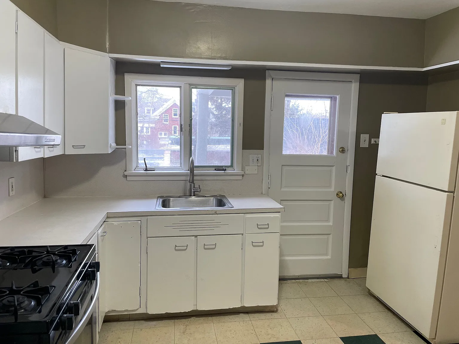 2322 S Overlook Rd — Photo 2