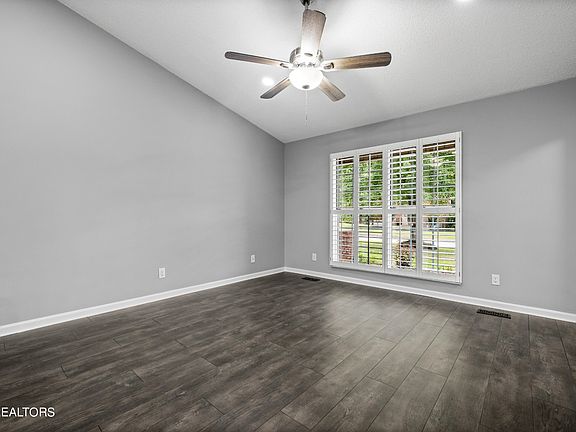 3rd image of 837 Saint Andrews Way