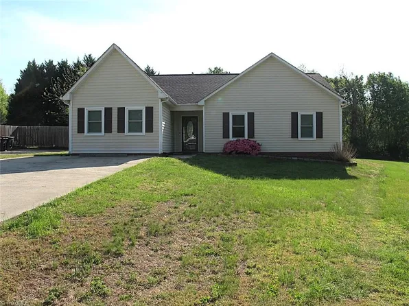 229 Creeksedge Ct, Winston Salem, NC 27105