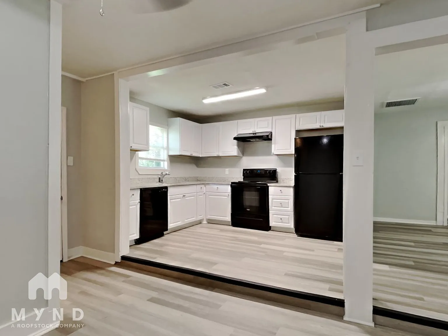 3 bed, 2.0 bath, 1128 sqft, $1,725 — Photo 3