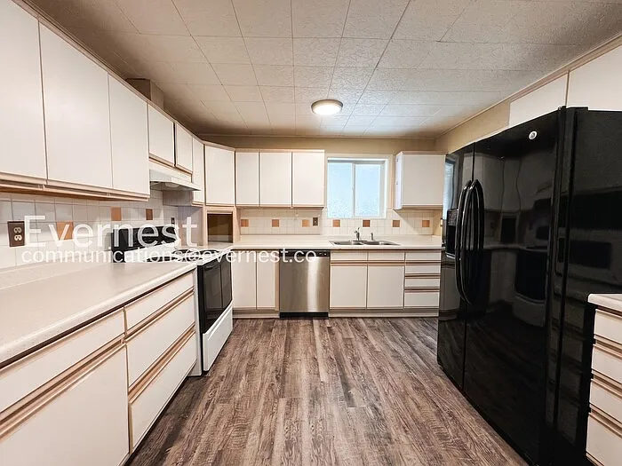 3 bed, 2.0 bath, 2400 sqft, $3,150 — Photo 3