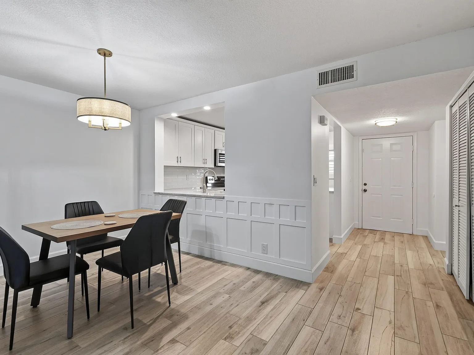 2 bed, 2.0 bath, 1245 sqft, $3,800 — Photo 4